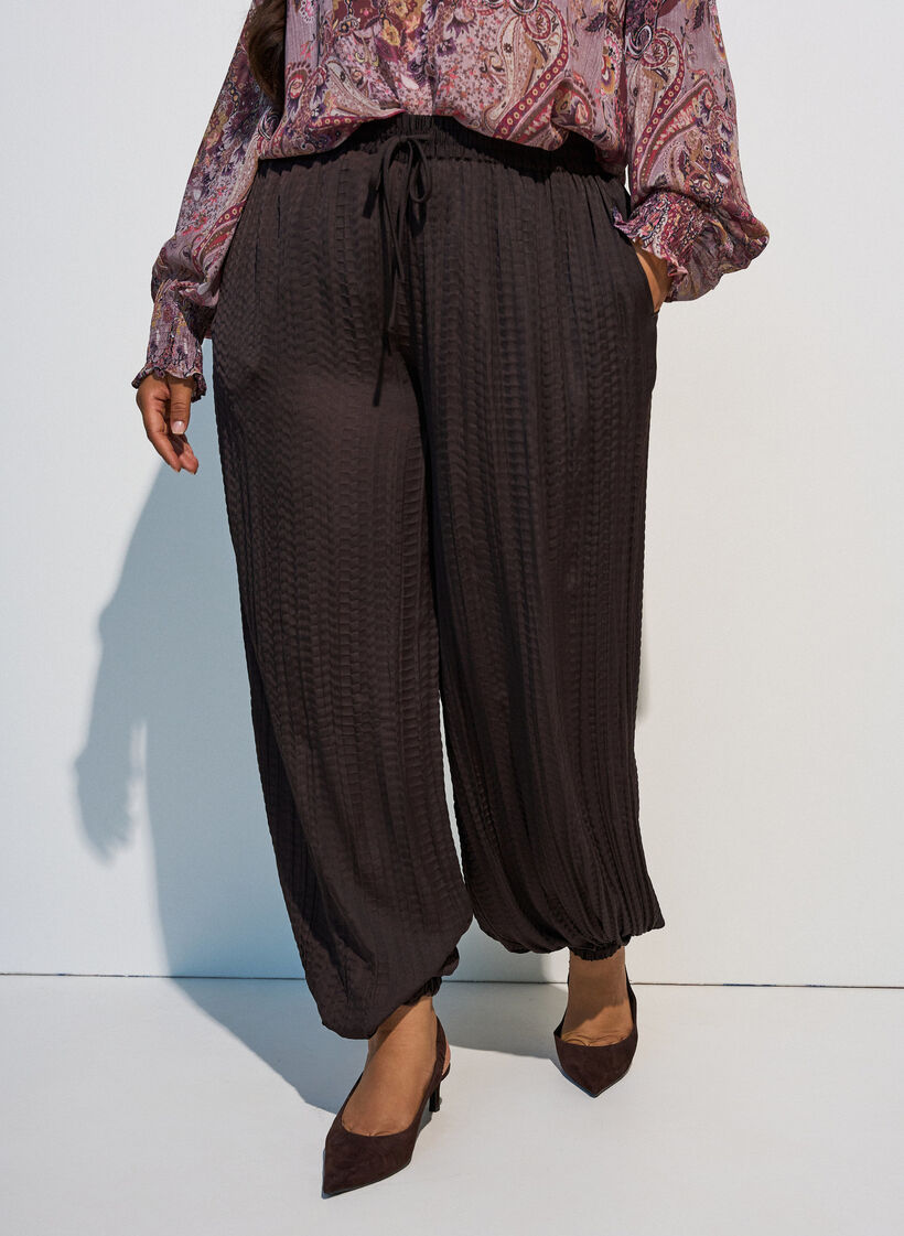 Balloon trousers with texture and an elasticated waist, Brown, Model image number 2