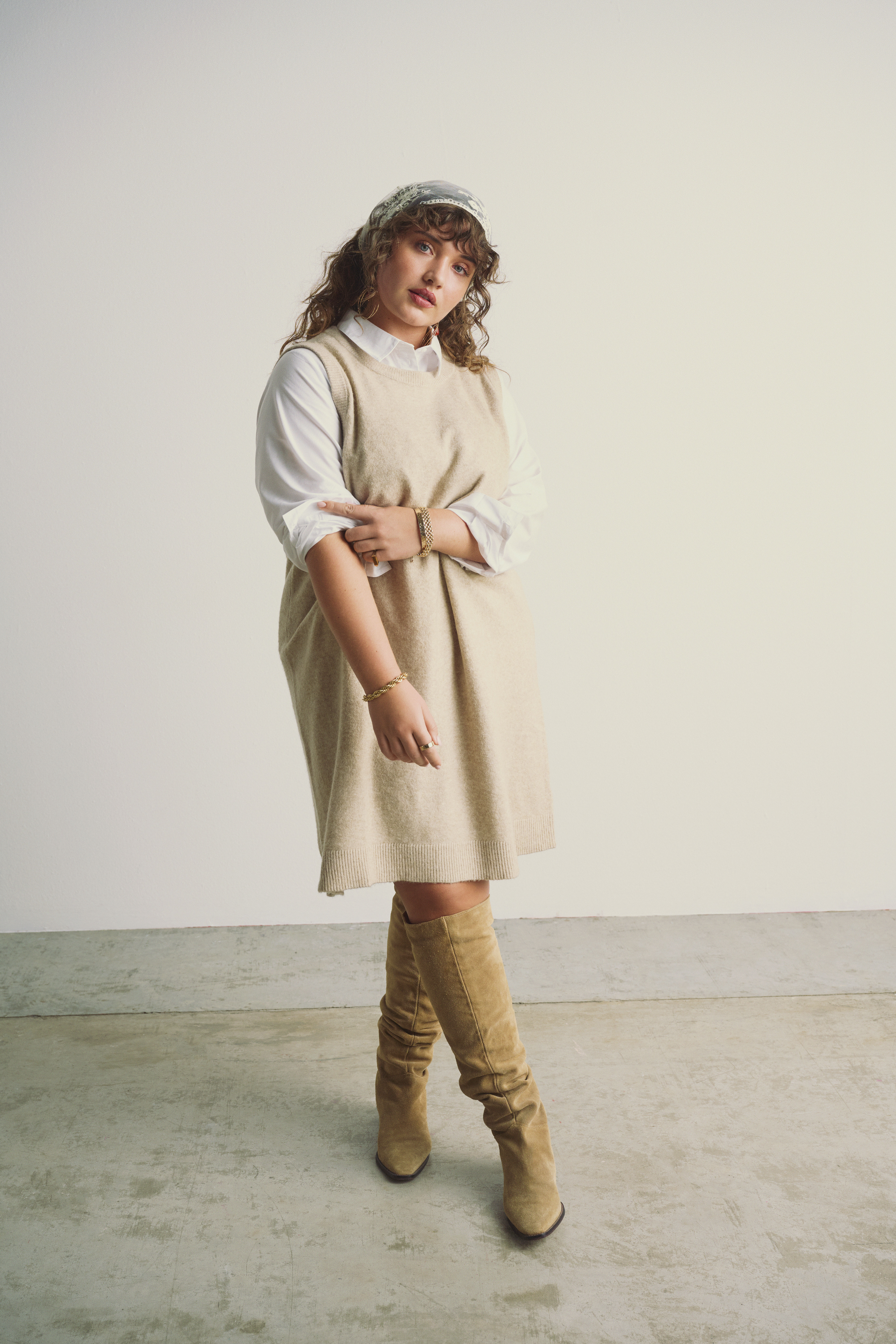 Beige knitted waistcoat, , Model