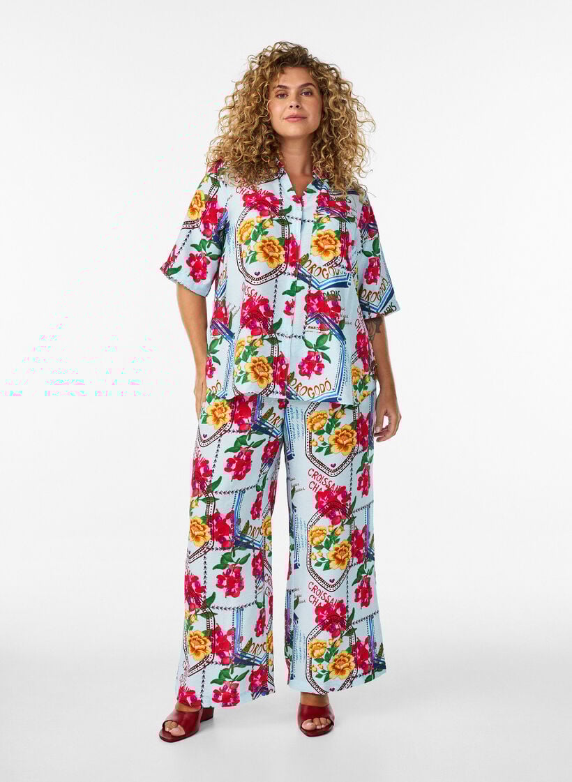 Shirt blouse with elbow-length sleeves and colourful print, Light Blue, Model