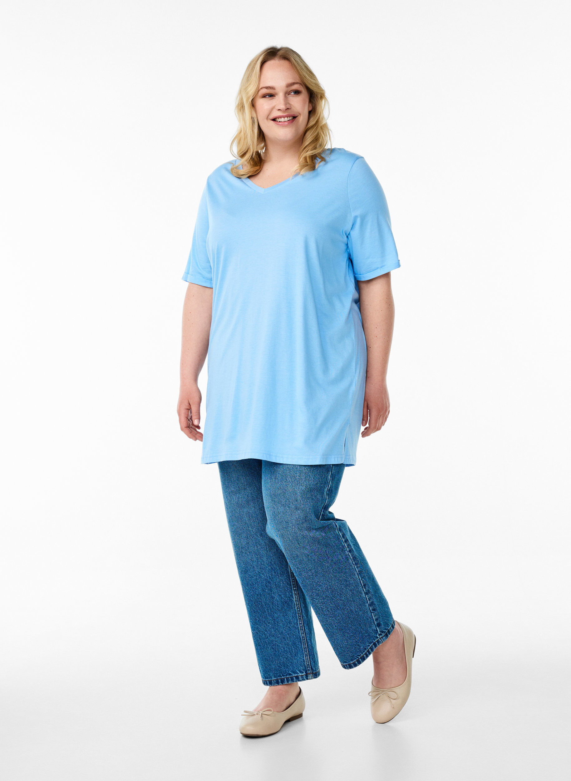 Zizzifashion Single colour oversized t-shirt with v-neck, Light Blue, Model image number 1