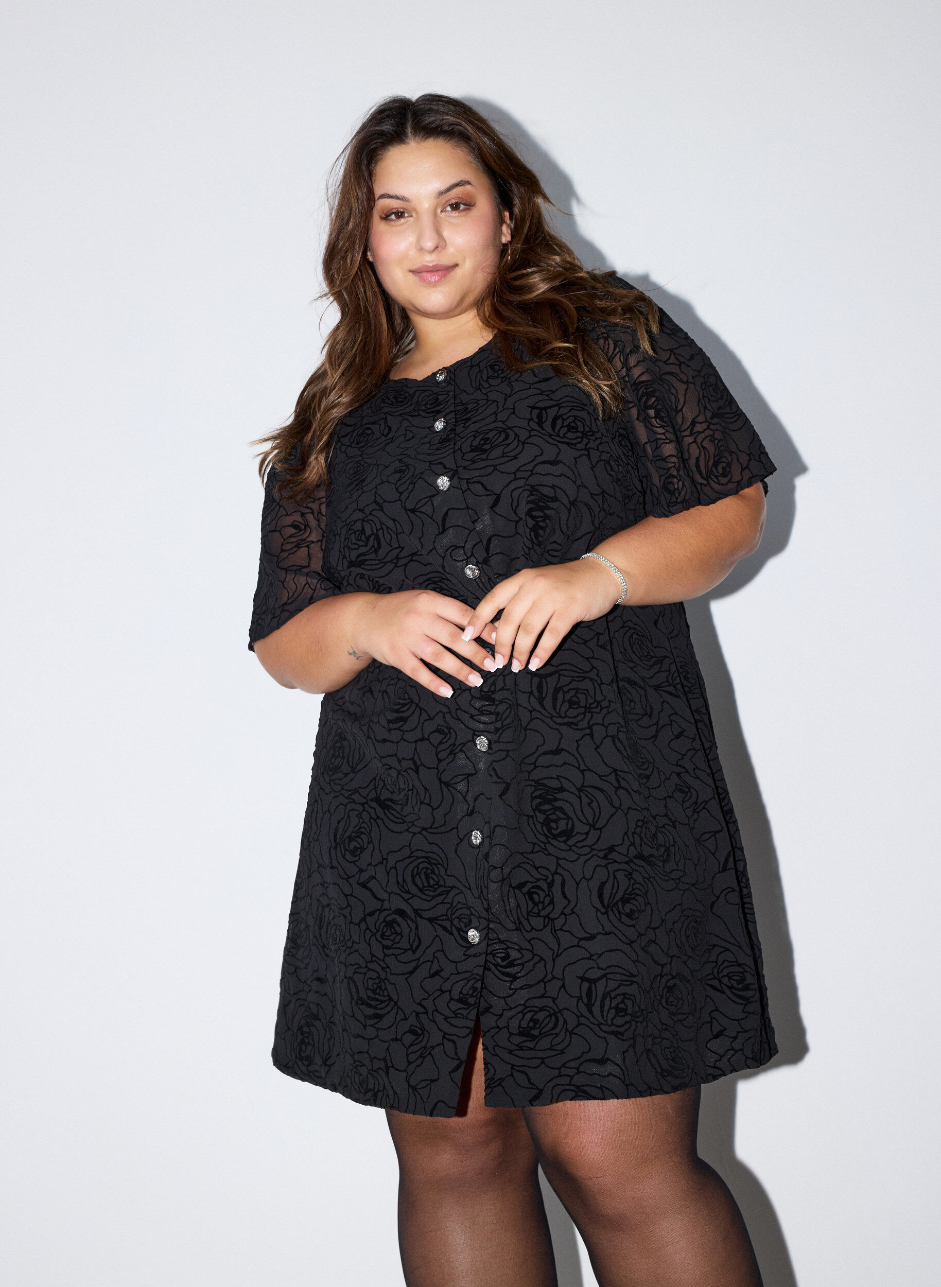Short dress with rose print and buttons, Black, Model