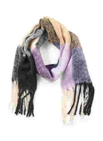Patterned scarf with fringes