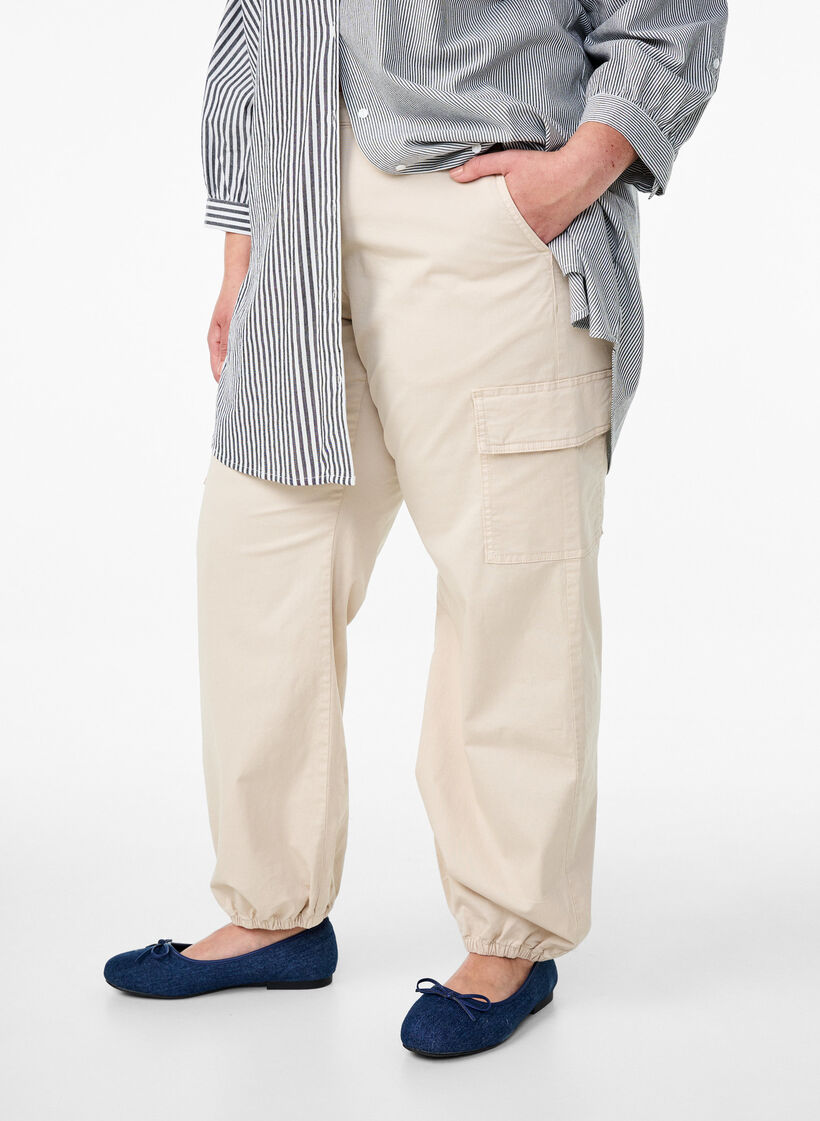High-waisted cargo trousers, Beige, Model image number 2