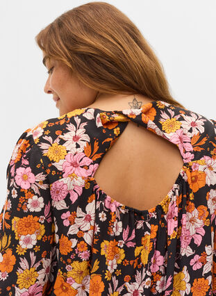 Floral viscose blouse with a back cut-out, Black Flower AOP, Model image number 2