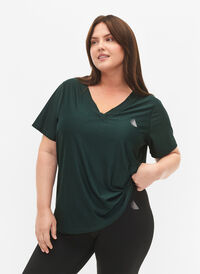 Training t-shirt with v-neck and pattern, Scarab, Model