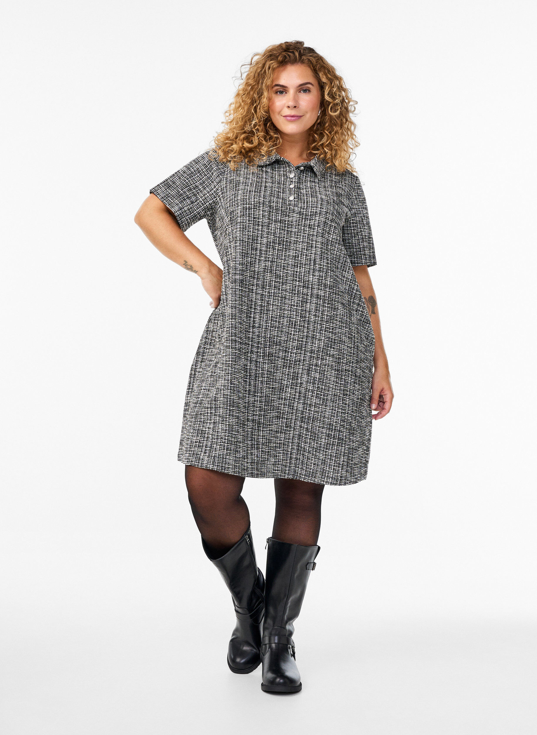 Zizzifashion Short dress in textured jersey with a graphic check, Off White Check, Model image number 2