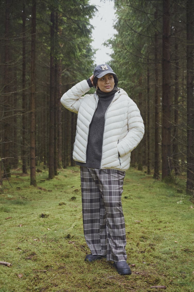 Relaxed forest style in white tones, , Model