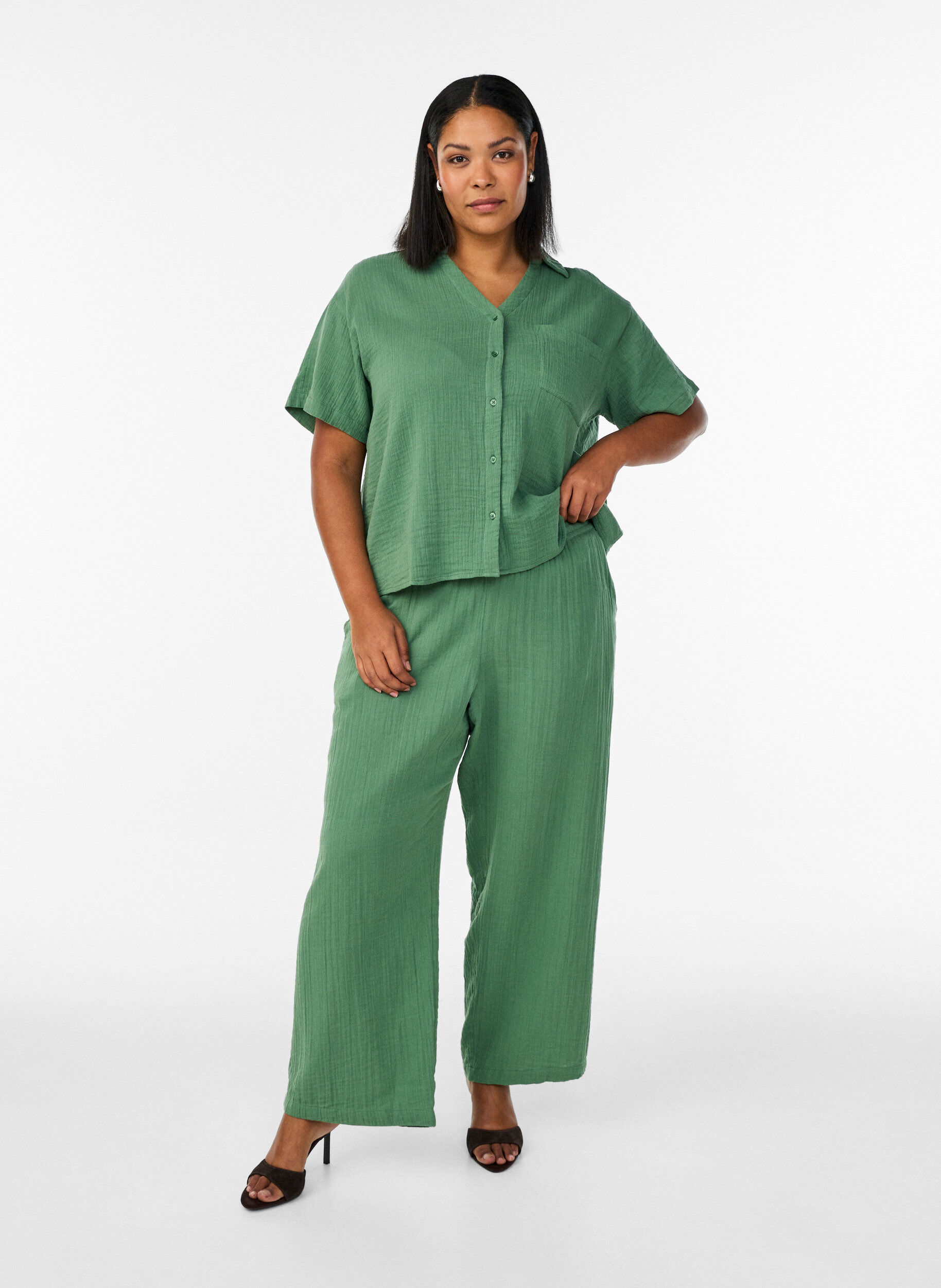 High-waisted cotton muslin trousers with loose legs, Green, Model