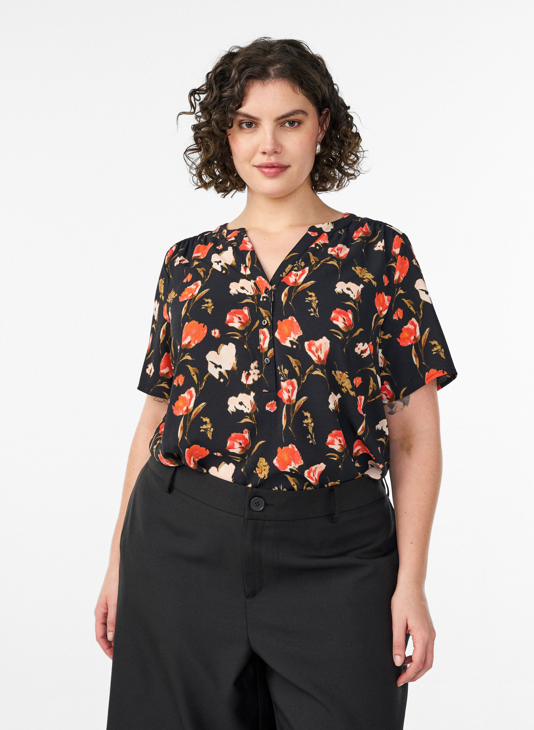 Blouse with short sleeves and v-neck, Black, Model