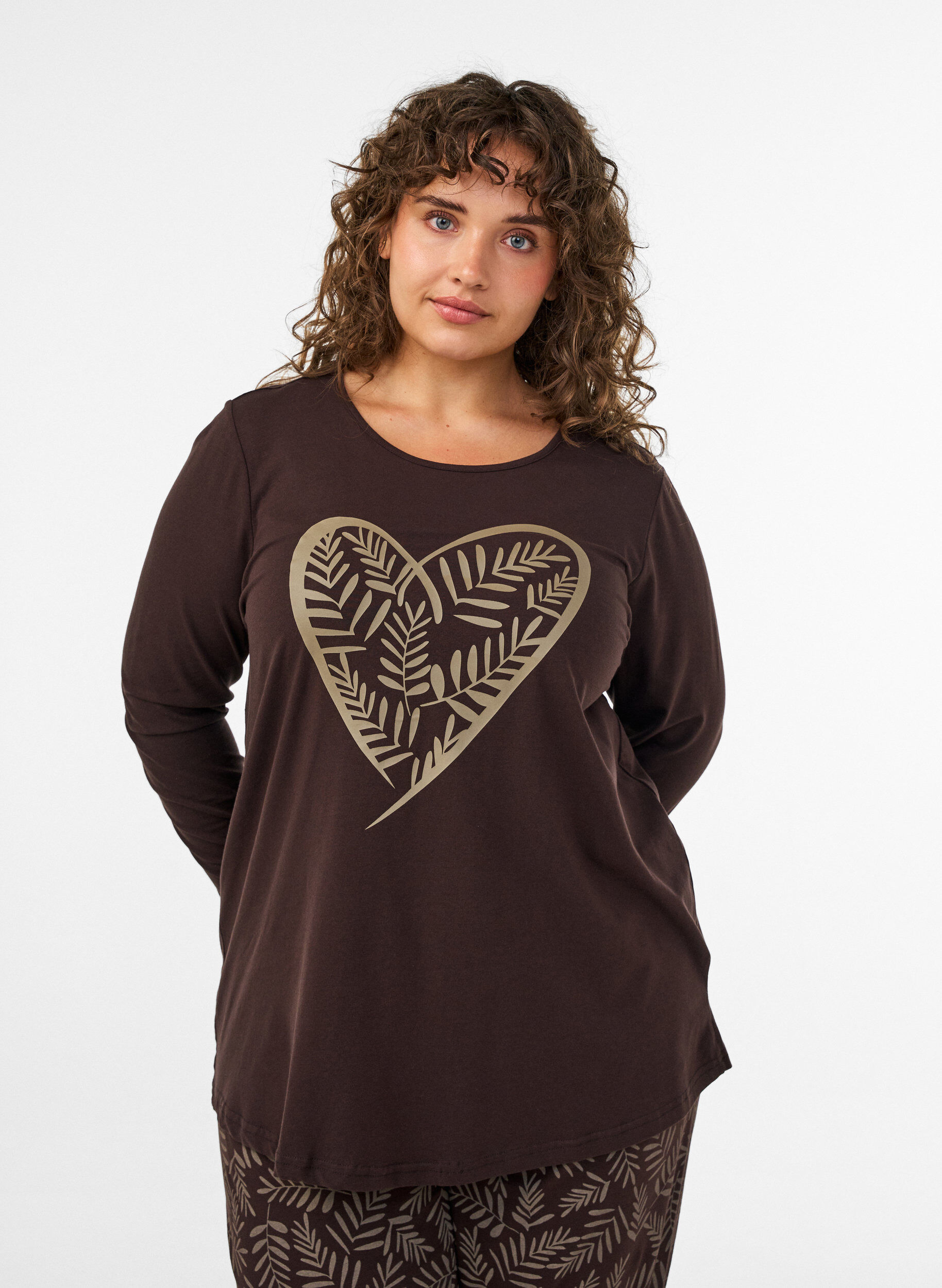 Cotton pyjama top with heart print, Brown, Model