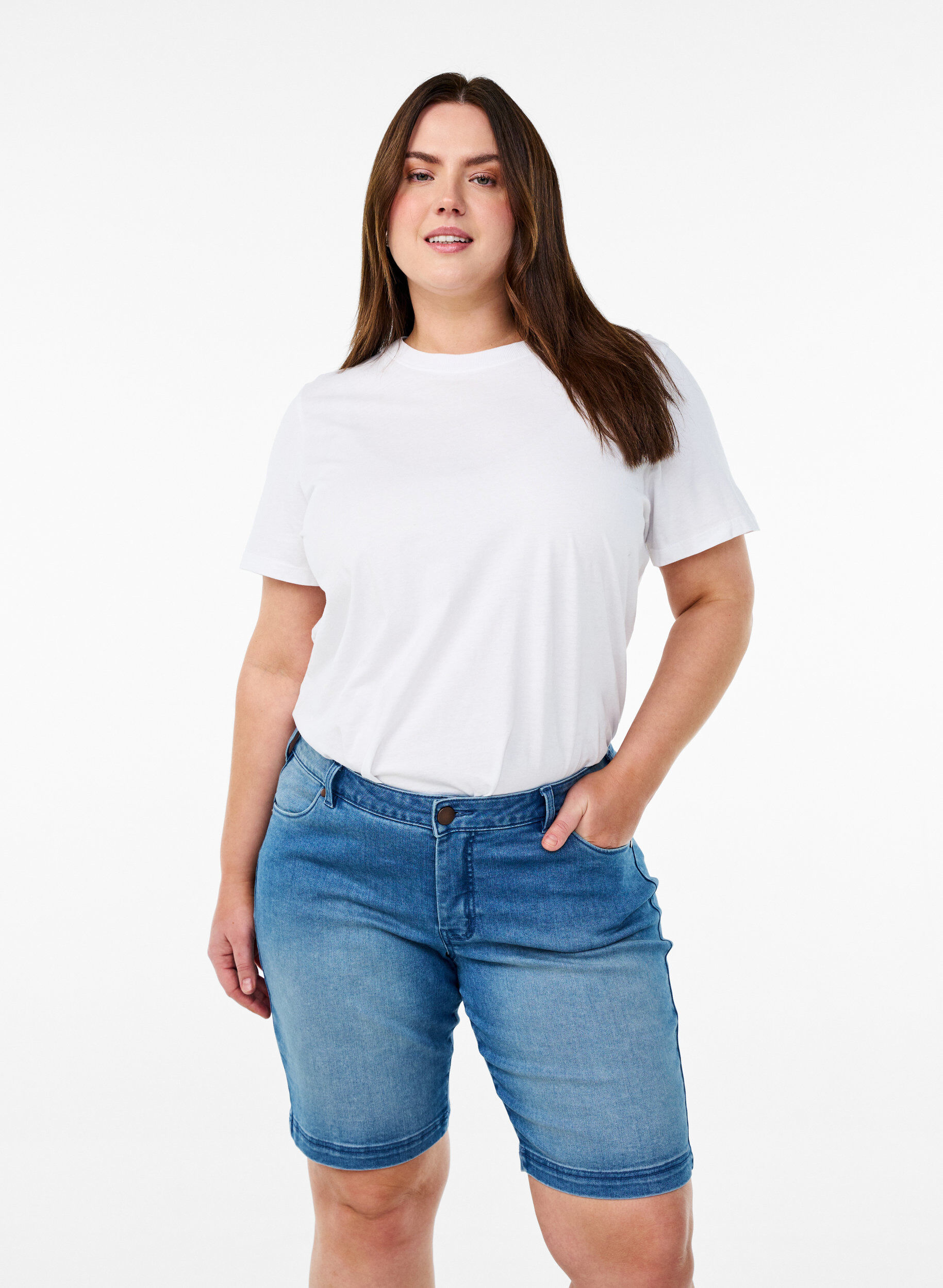 Slim fit Emily shorts with regular waist, Light Blue, Model