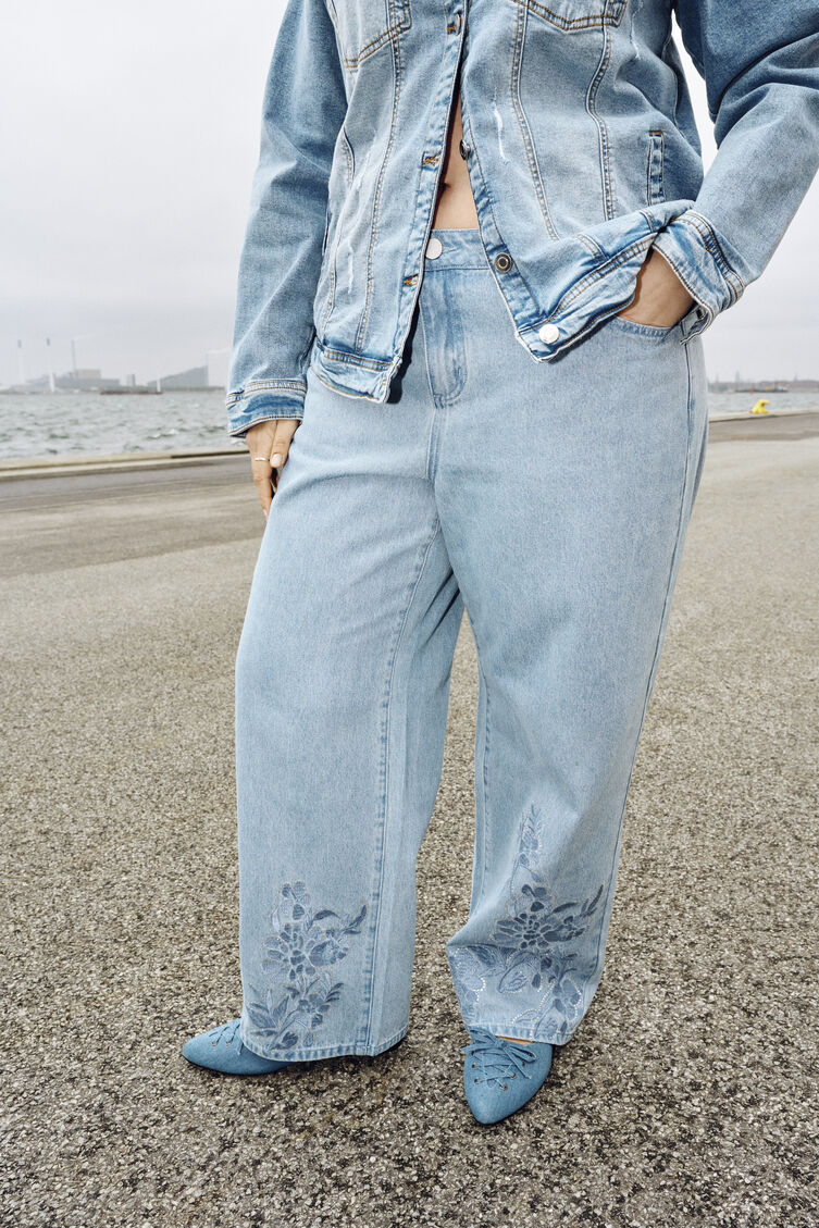 Wide fit jeans with floral details, , Model