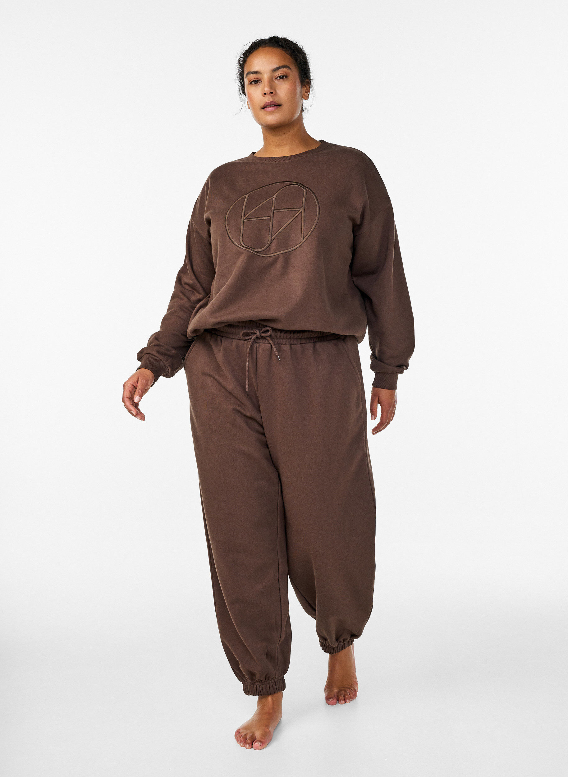 High-waist sweatpants with pockets, Brown, Model