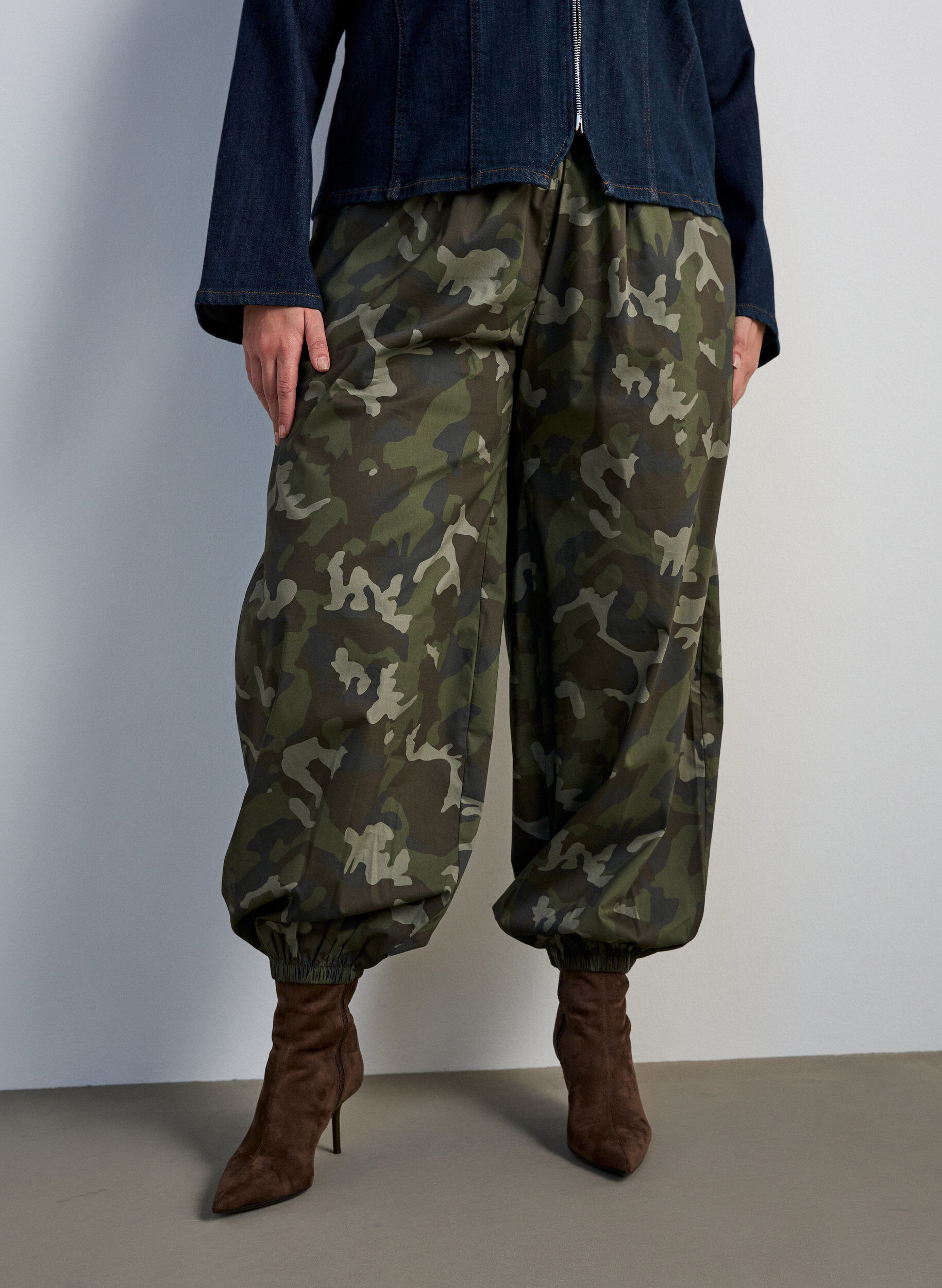 ZizzifashionBalloon trousers with a high waist and all-over pattern, Green, Model image number 2
