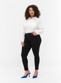 Cropped Amy jeans with a zip, Black denim, Model