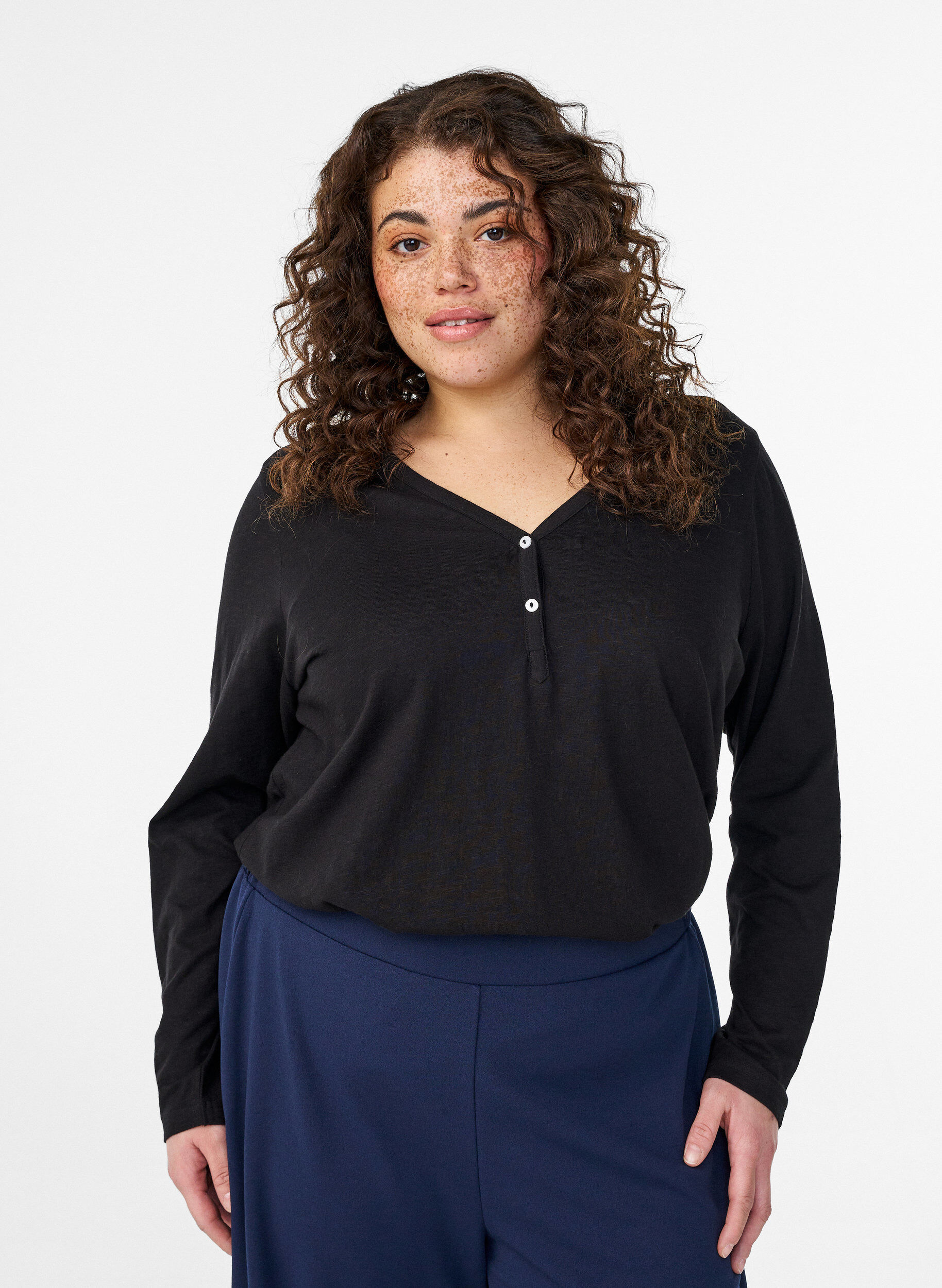 Long-sleeved t-shirt with V-neck and buttons, Black, Model