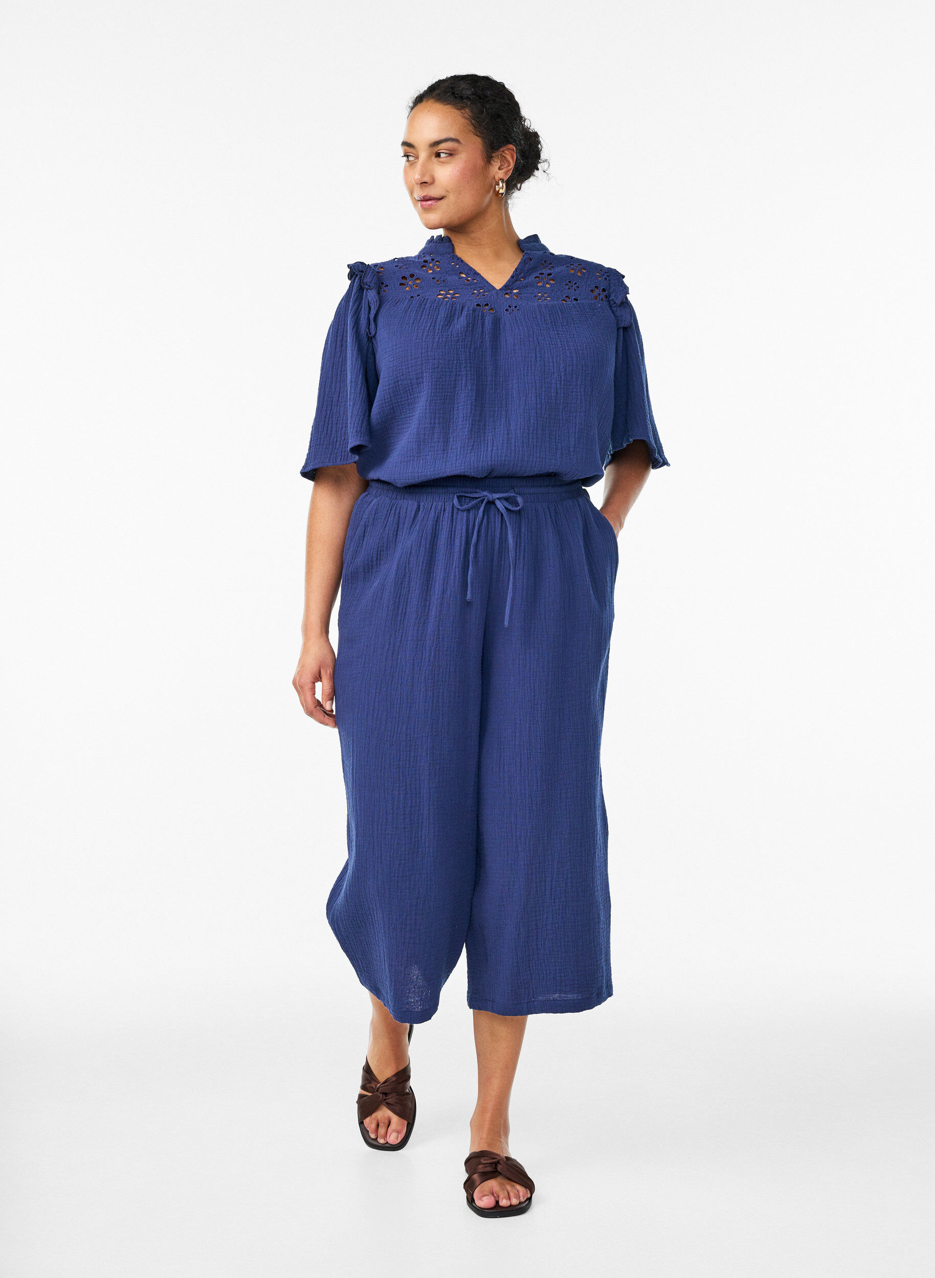 ZizzifashionBlouse in cotton muslin with broderie anglaise and 1/2 sleeves, Blue, Model image number 3