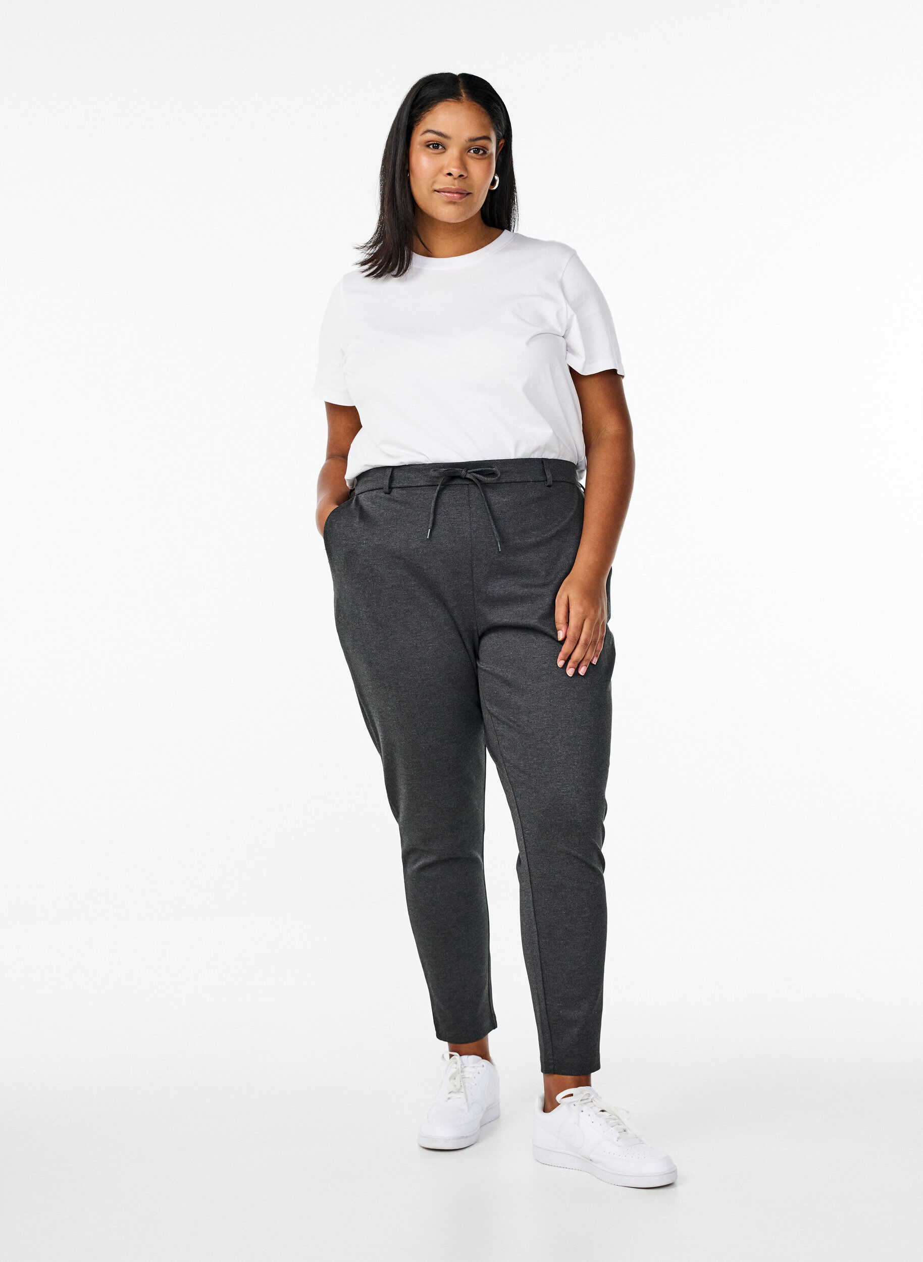 Cropped Maddison trousers, Dark Grey, Model