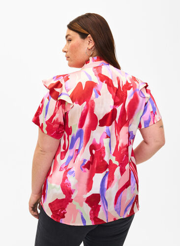 Satin shirt blouse with print and ruffle details, Geranium Graphic AOP, Model image number 1