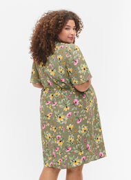 Pregnancy dress in viscose with wrap, Green Flower Print, Model