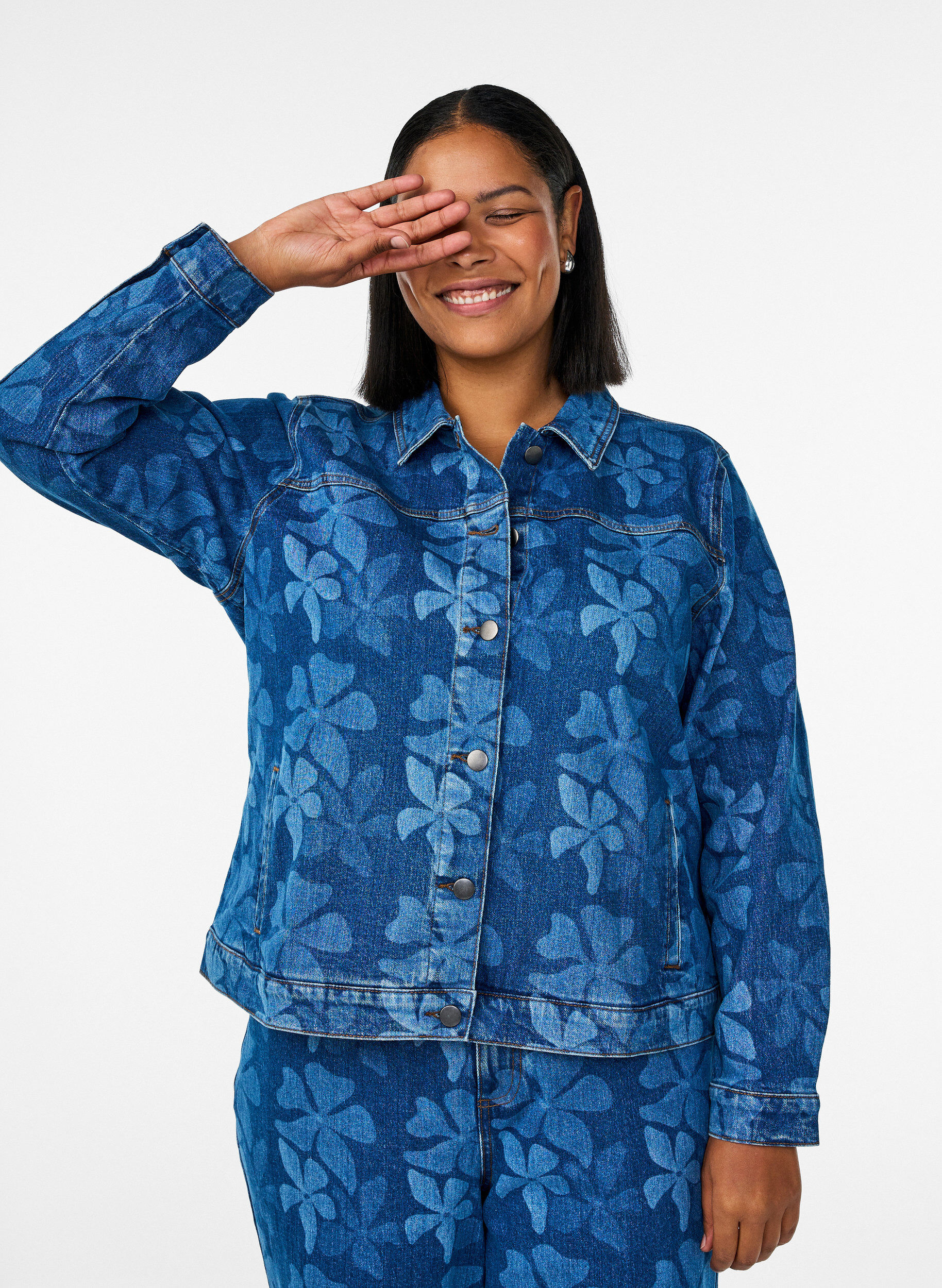 Zizzifashion Denim jacket with floral pattern, Blue, Model image number 3
