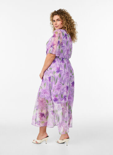 Long chiffon dress with floral print and short sleeves - Purple - Sz. 40-64 - Zizzifashion Long chiffon dress with floral print and short sleeves - Purple - Sz. 40-64 - Zizzifashion