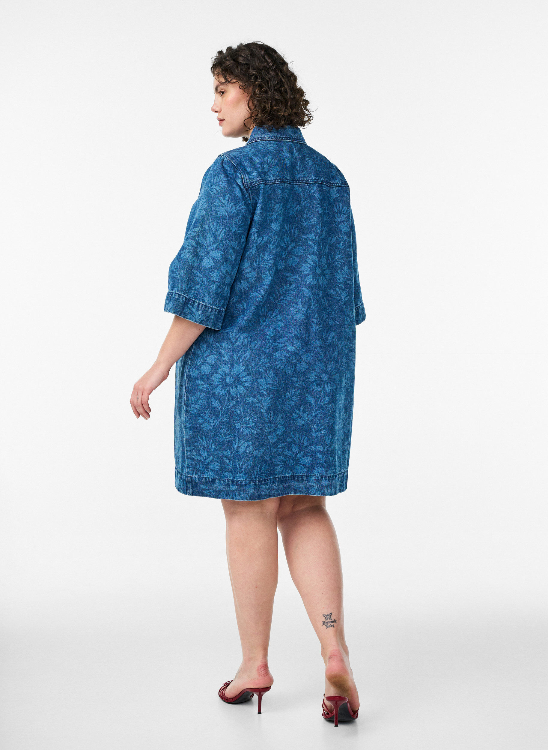 Zizzifashion Denim dress with floral print and chest pockets, Blue, Model image number 2