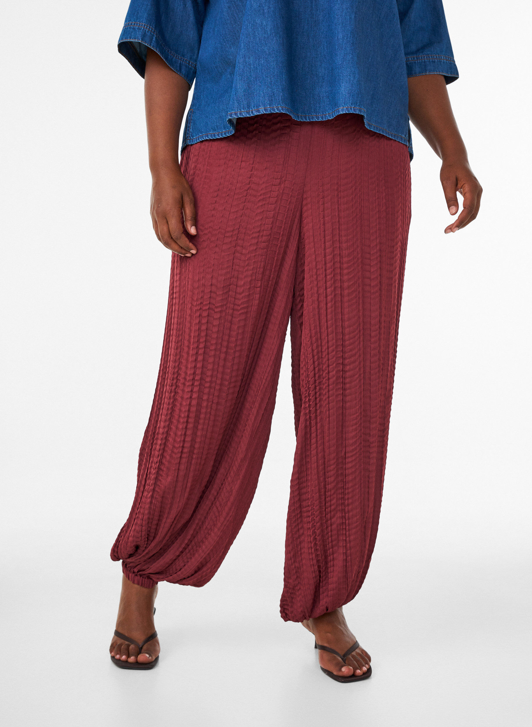 ZizzifashionBalloon trousers with texture and an elasticated waist, Red, Model image number 2