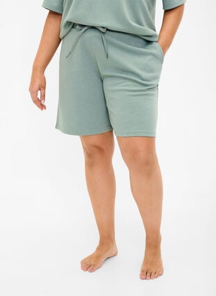 Shorts made of modal mix with pockets, Chinois Green, Model image number 2
