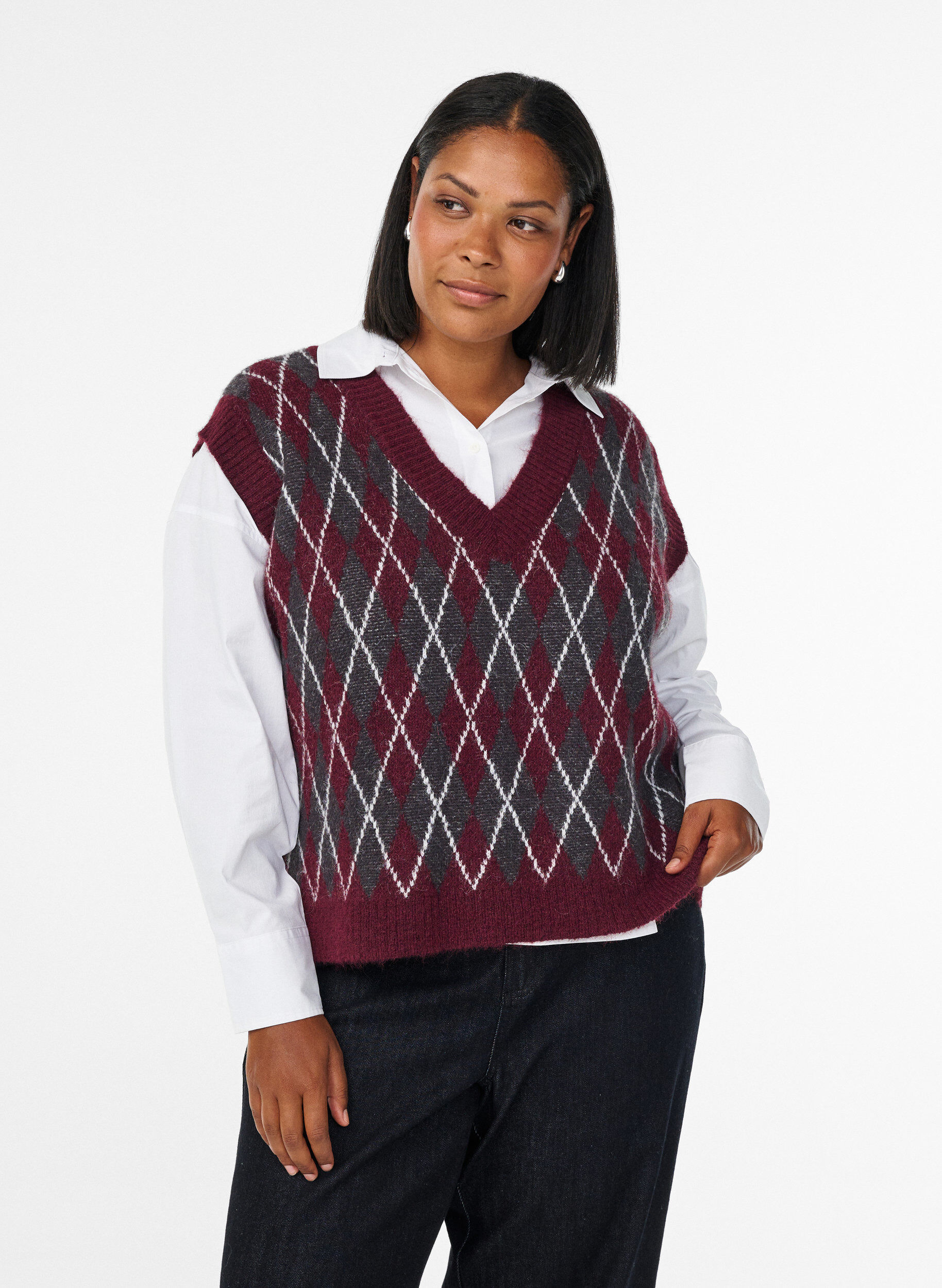 Knitted vest with a v-neck and argyle pattern, Red, Model