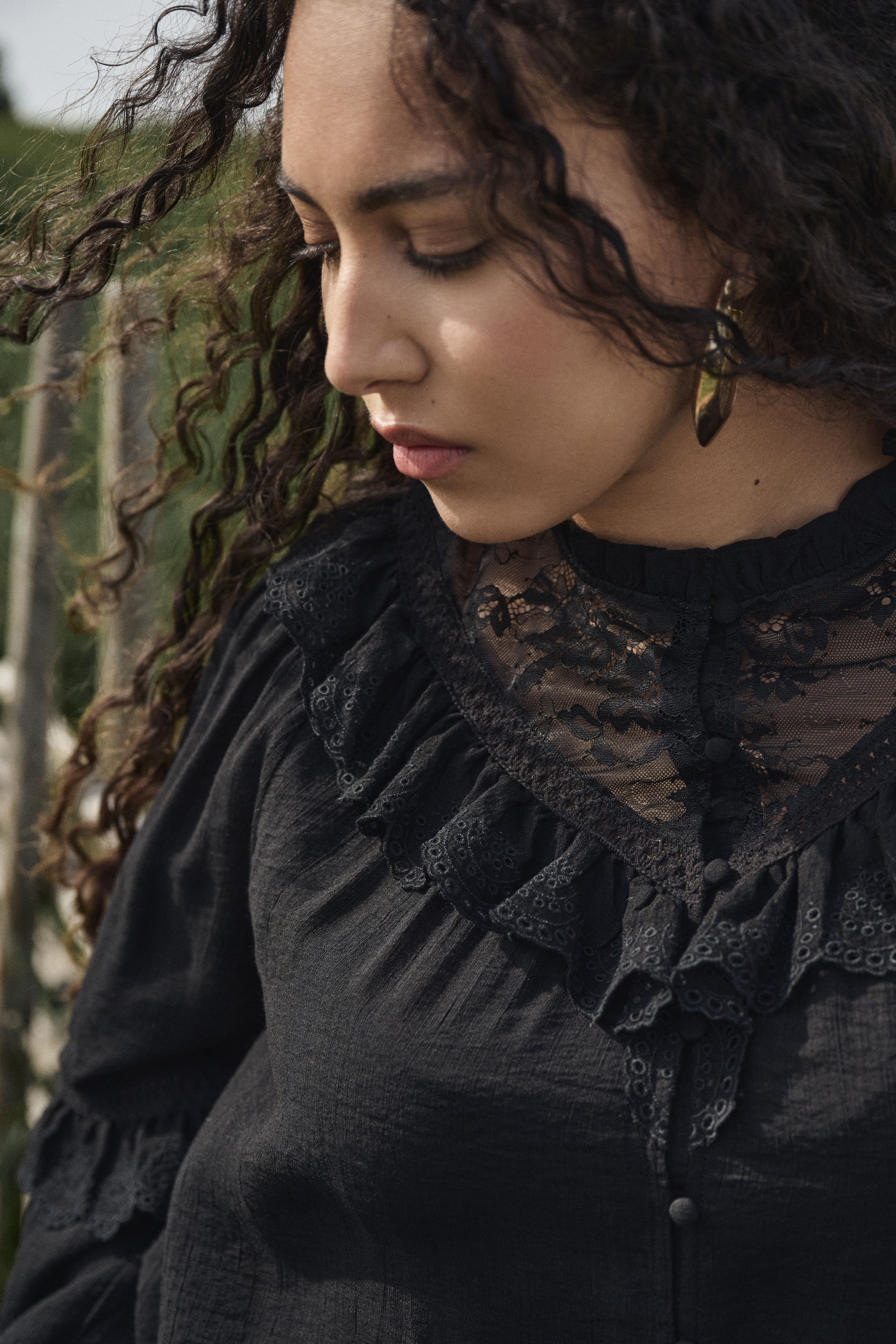 Zizzifashion Black blouse with ruffles and lace, , Model