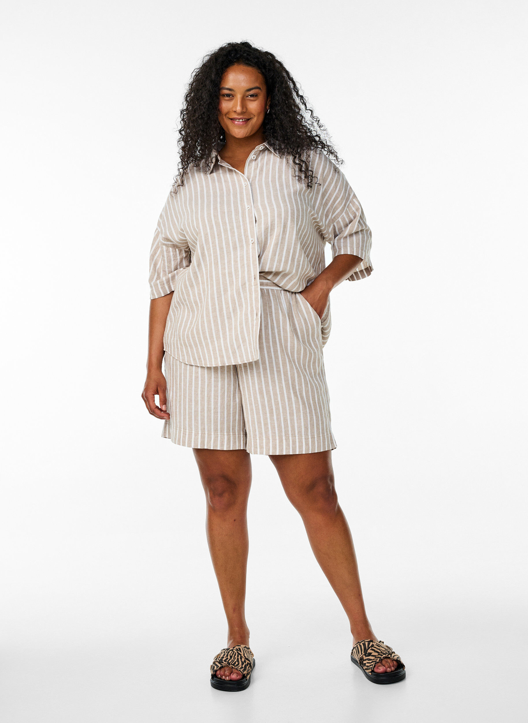 Zizzifashion Striped shorts in linen and viscose, Beige, Model image number 1