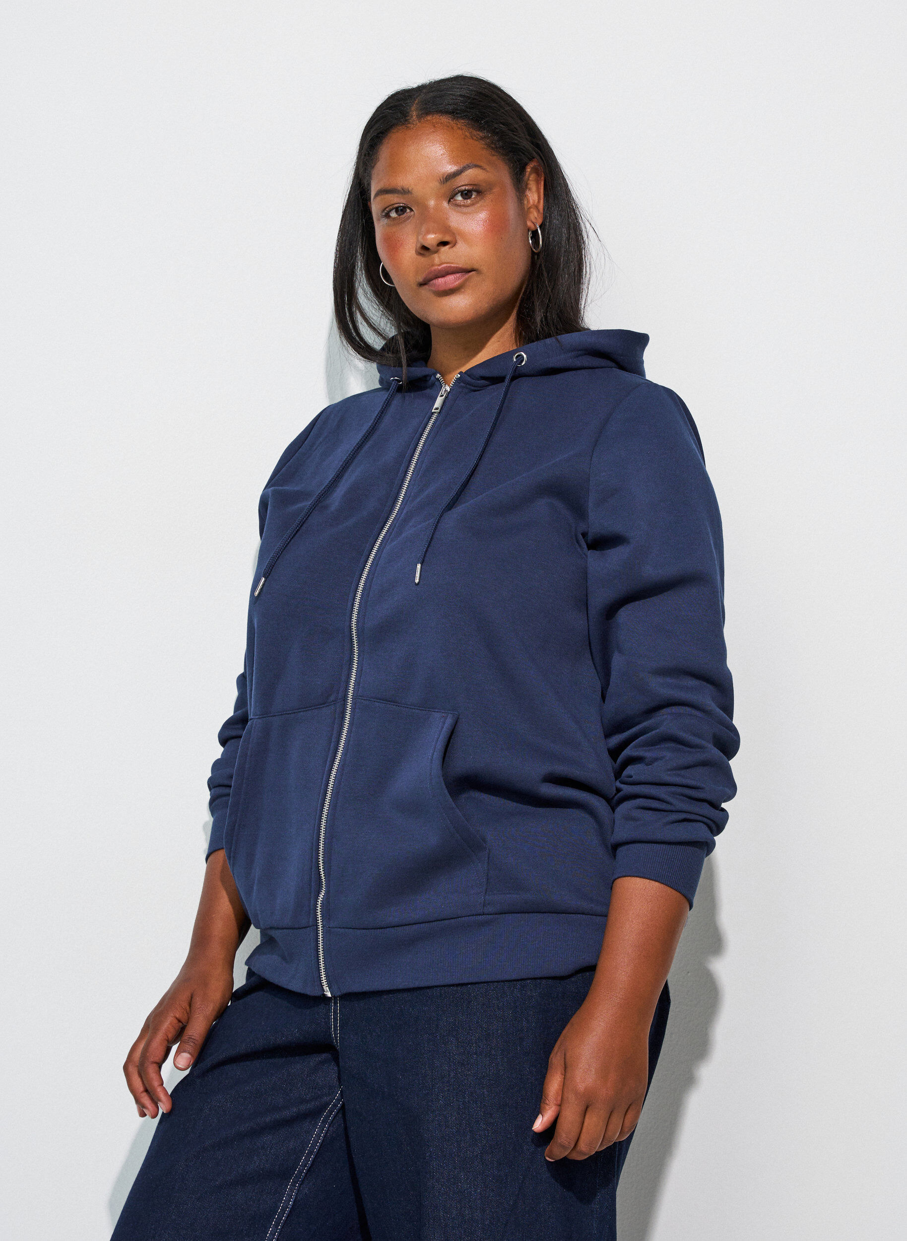Hooded sweatshirt with a zip and pockets, Blue, Model