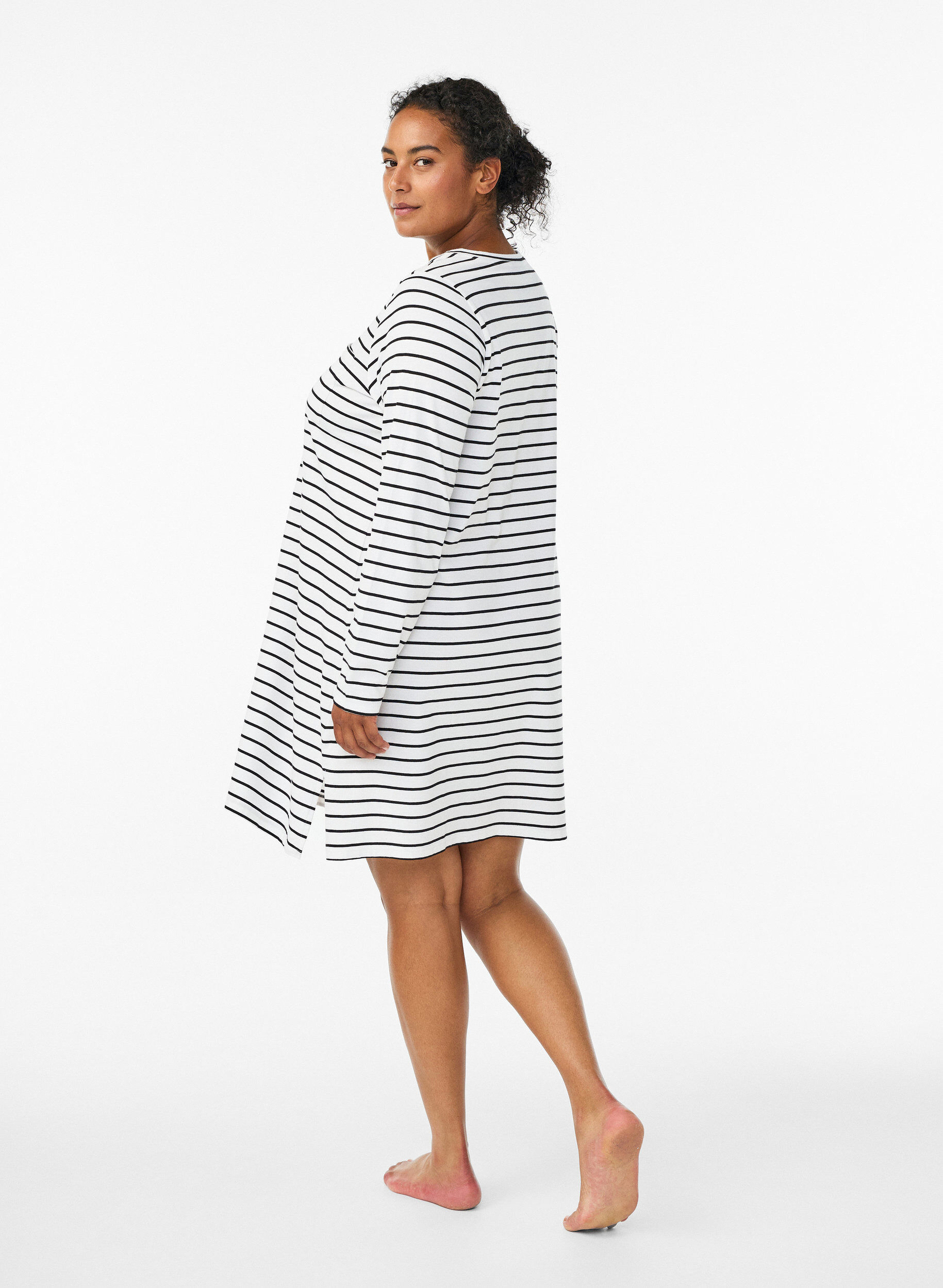 Zizzifashion Striped nightdress in organic cotton, White, Model image number 2