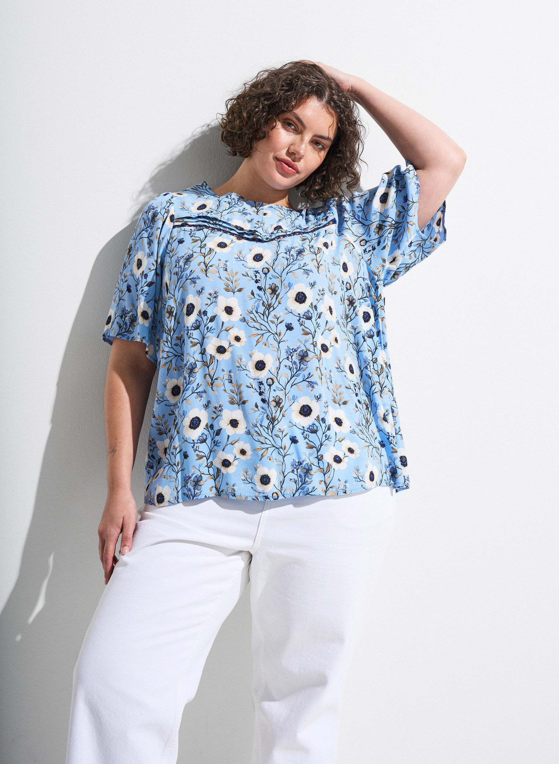 Floral blouse with short sleeves