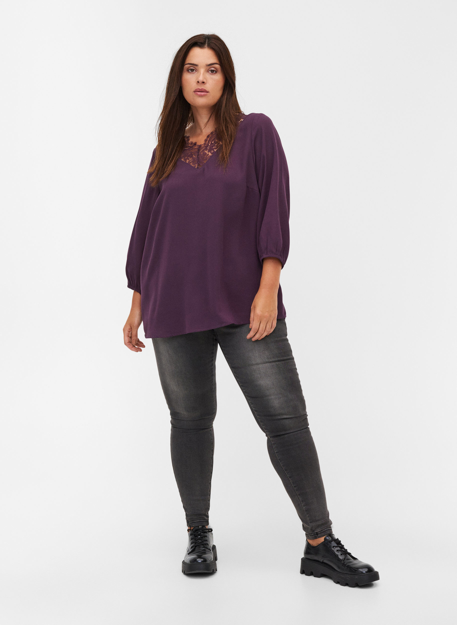 Zizzifashion Solid-coloured 3/4 sleeve blouse with lace, Plum Perfect, Model image number 2