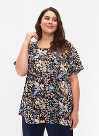 FLASH - Blouse with short sleeves and print, Brown Blue Flower, Model