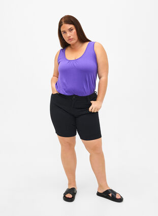 Slim fit Emily short with a regular waist, Black solid, Model image number 4