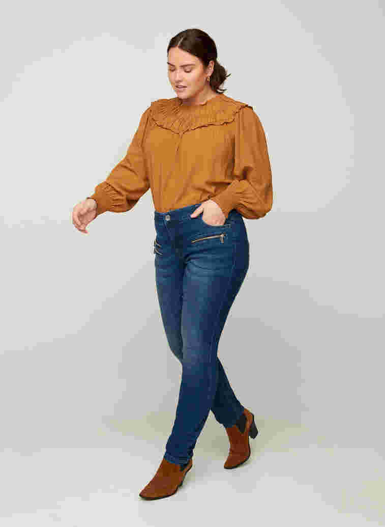 Sanna jeans with zip details, Blue denim, Model image number 2