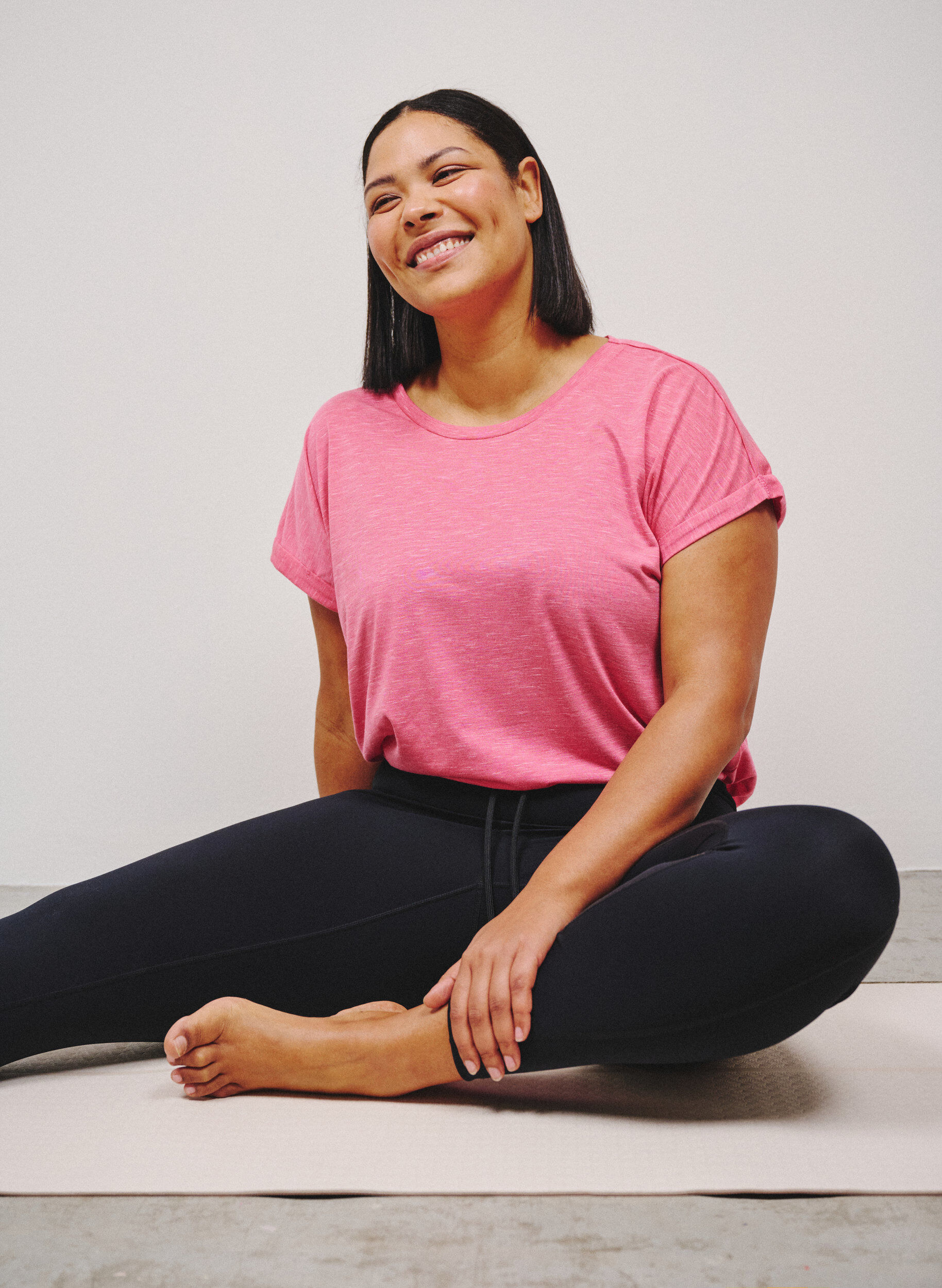 Loose workout t-shirt with short sleeves