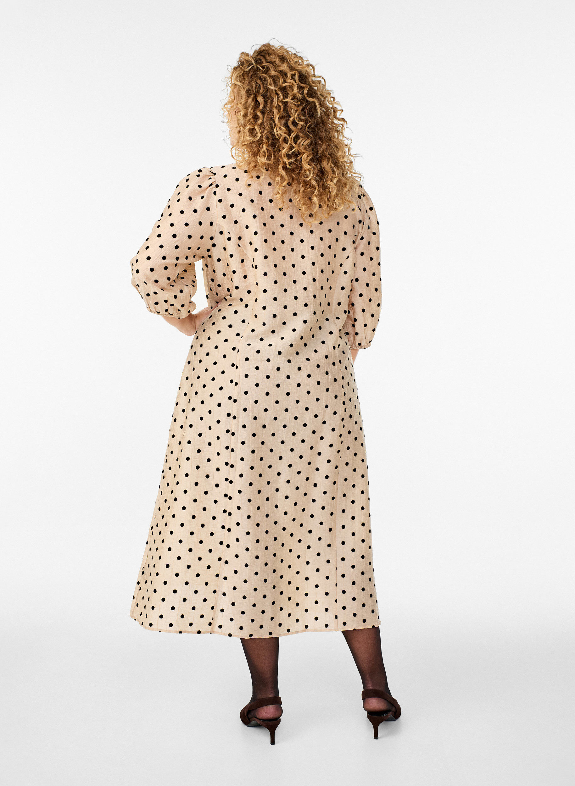 Zizzifashion Midi shirt dress with polka dots and 3/4 sleeves, Beige, Model image number 1