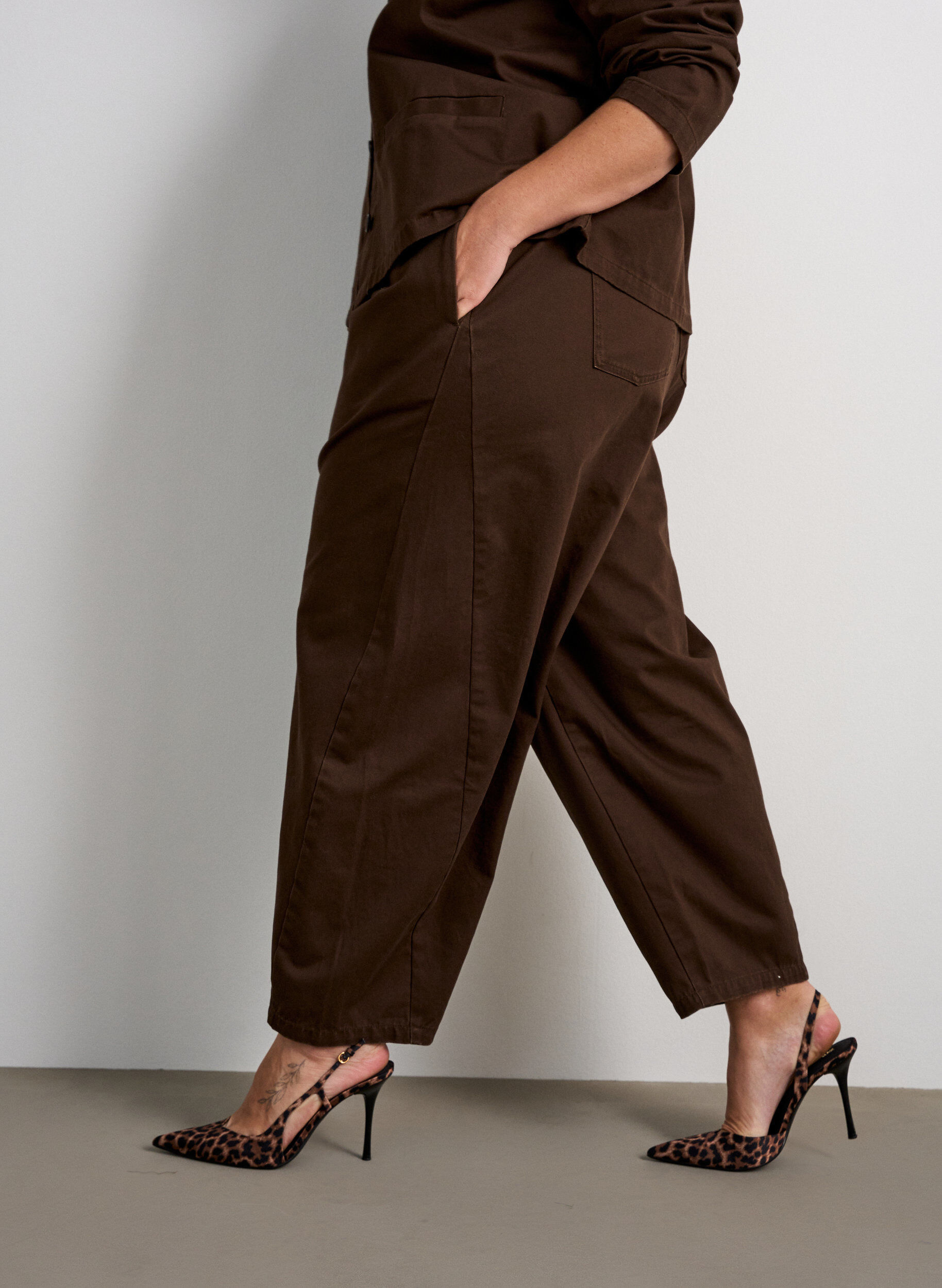 ZizzifashionBarrel jeans with a high waist and elasticated waistband, Brown, Model image number 2