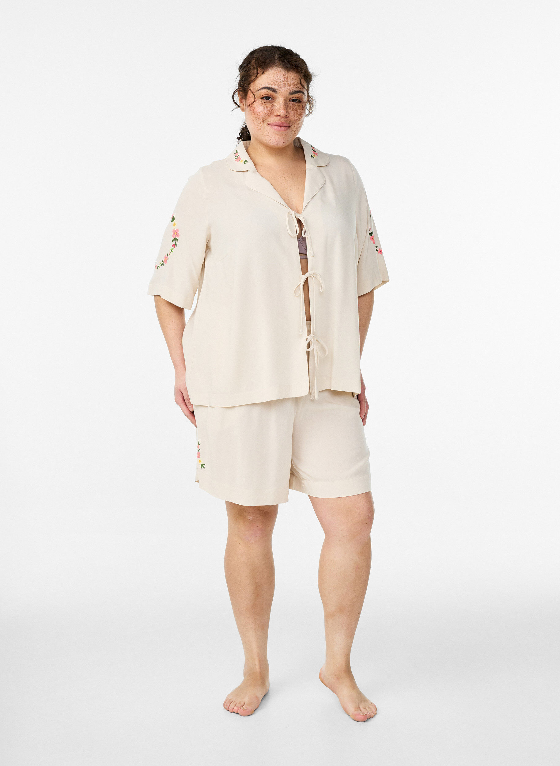Zizzifashion Loose pyjama shorts in viscose with a high waist, Beige, Model image number 1