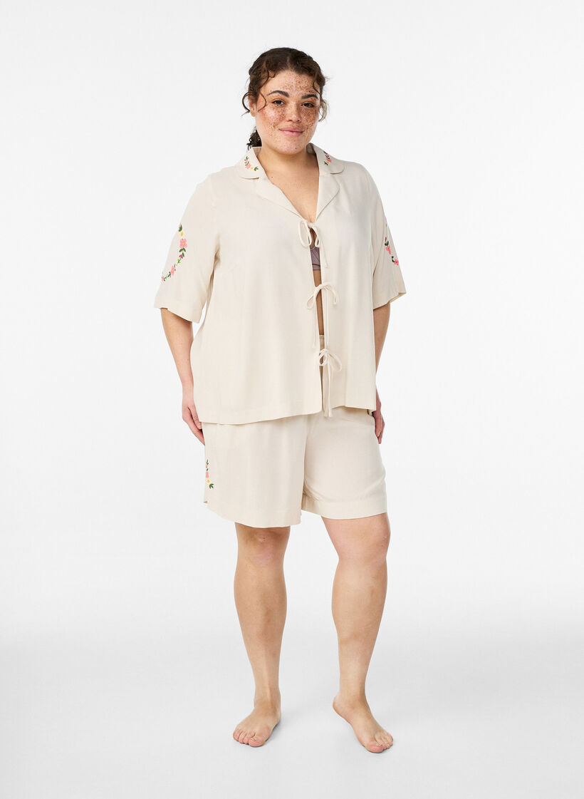 Loose pyjama shorts in viscose with a high waist, Beige, Model image number 1