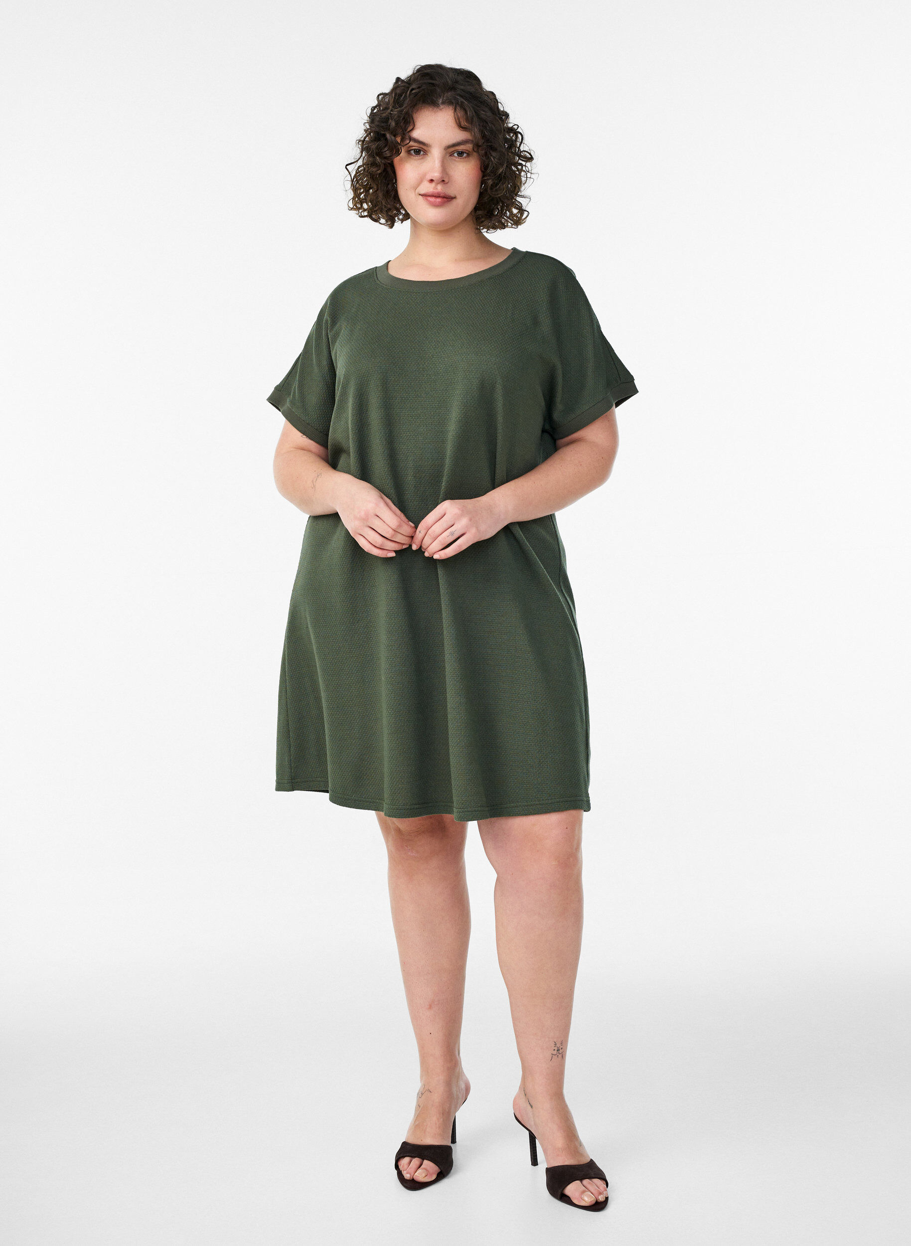Zizzifashion Short textured jersey dress with a round neck, Green, Model image number 1