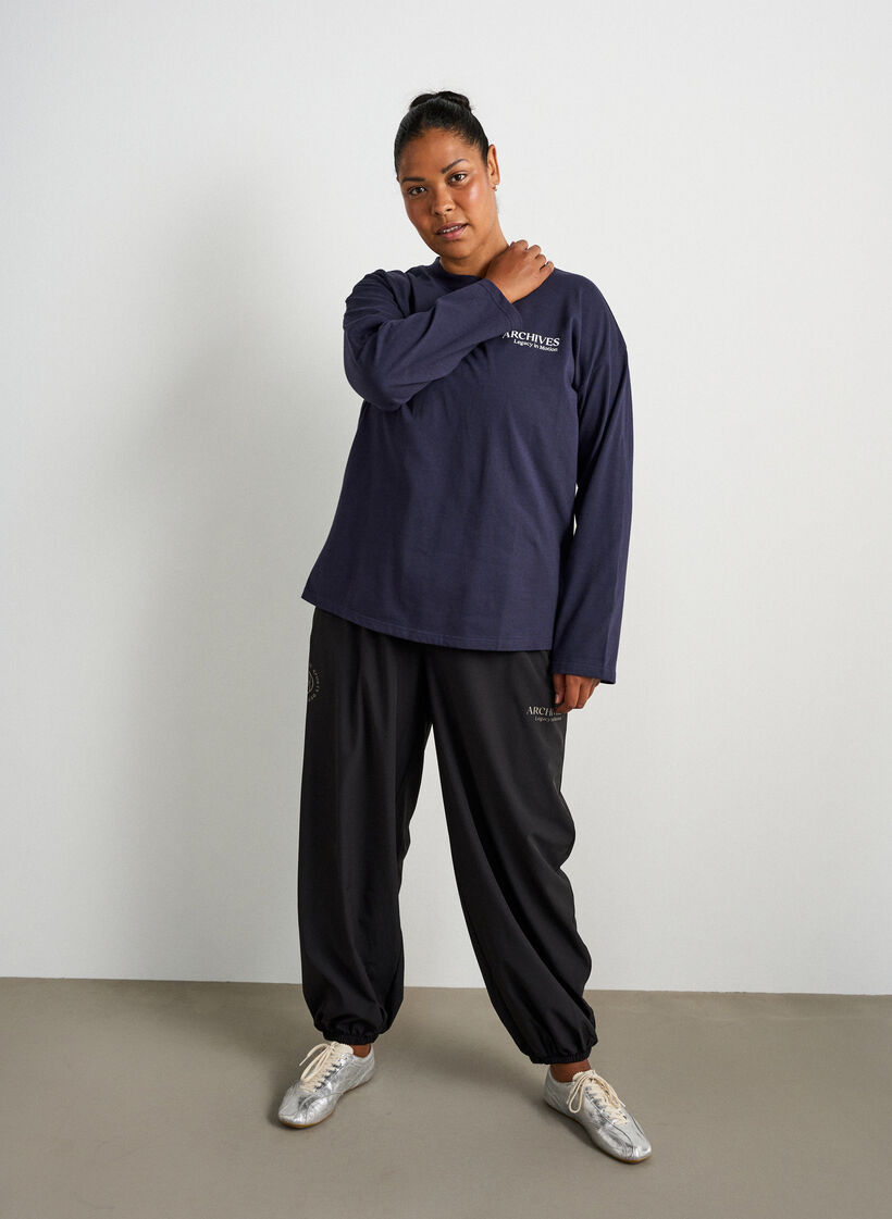 Training trousers with balloon legs, Black, Model image number 0