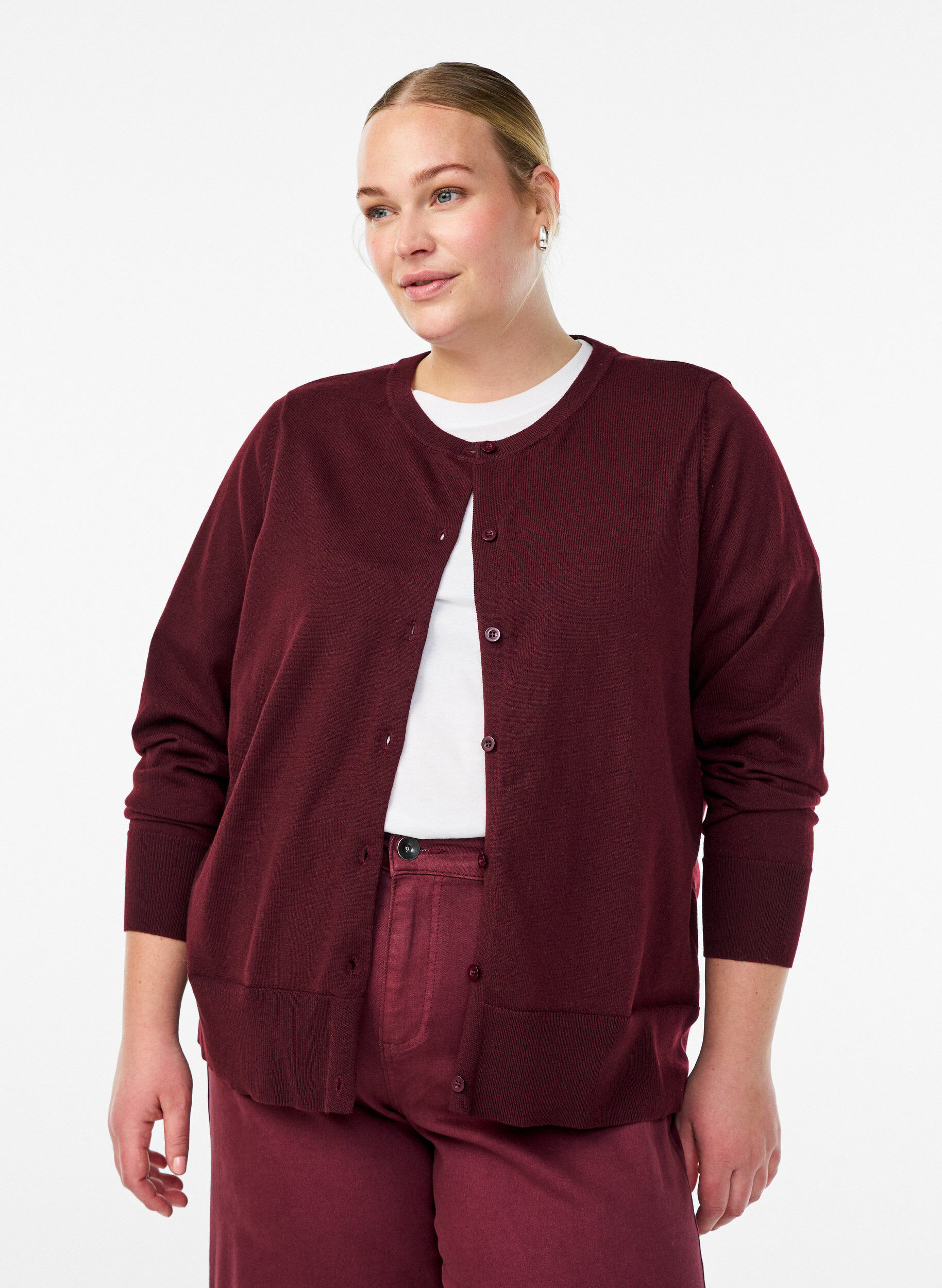 Fine-knit cardigan with round neck, Red, Model