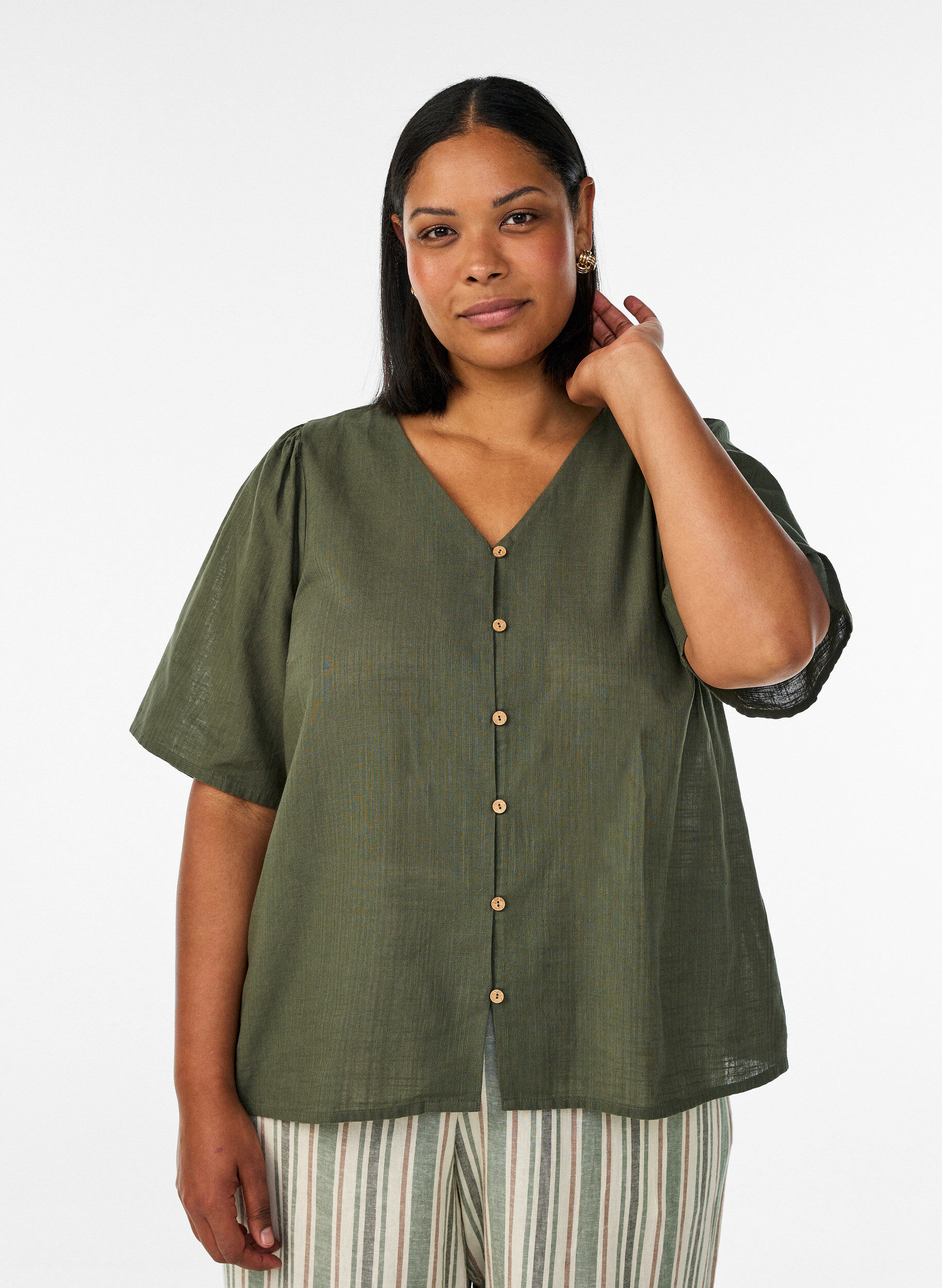 Short-sleeved cotton shirt with a V-neck, Green, Model