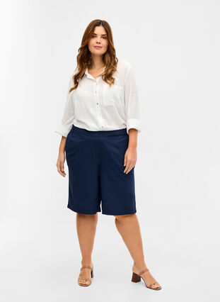 Viscose Bermuda shorts with pockets, Navy Blazer, Model image number 3