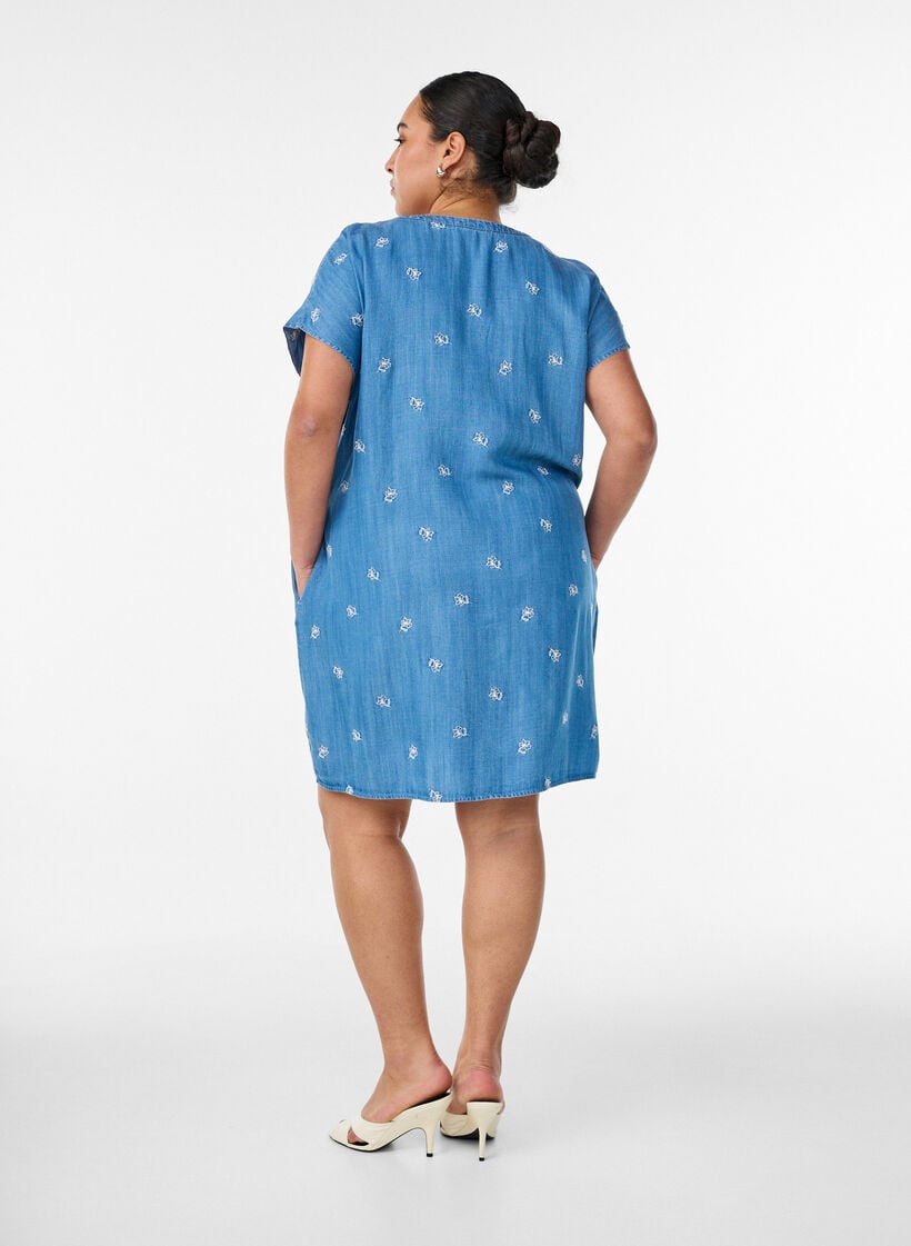 Lyocell dress with a denim look and embroidered flowers, Light Blue, Model image number 2
